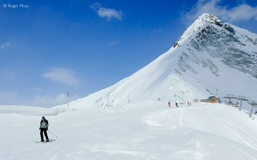 Skier on blue piste, Cirque du Lys, Cauterets
