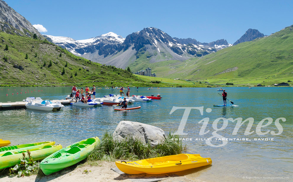 Le Lac de Tignes, canoes