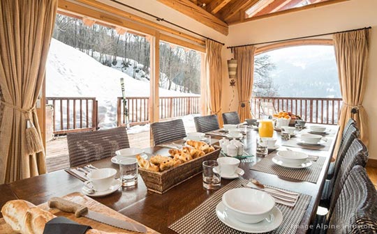 AlpineInfusion luxury Chalet Iamato breakfast table, Méribel, Three Valleys, French Alps