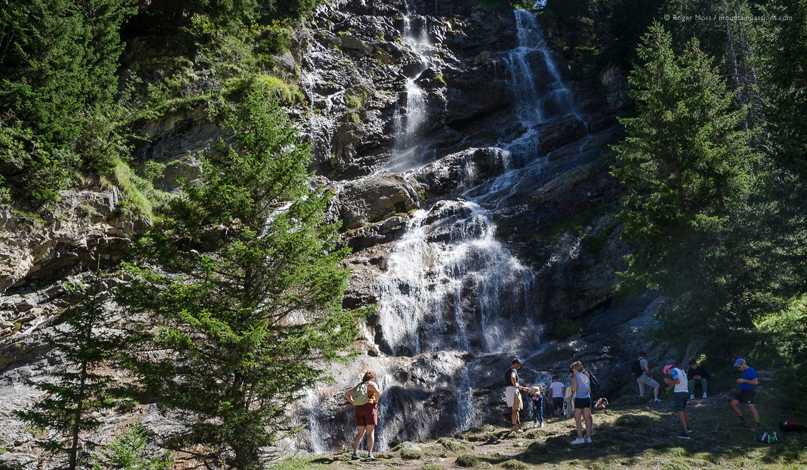 People at the foot of the Cascade des Brochaux