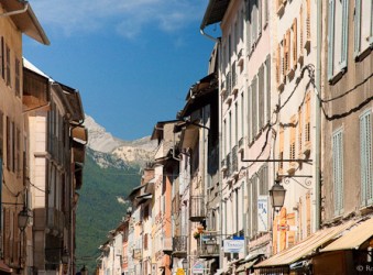 Rue Manuel, Bracelonnette with view to mountains
