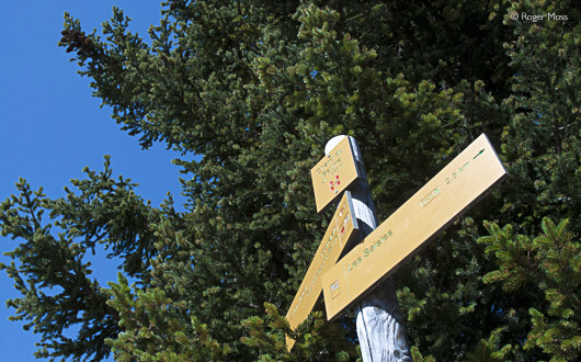 Footpath signs, Les Saisies