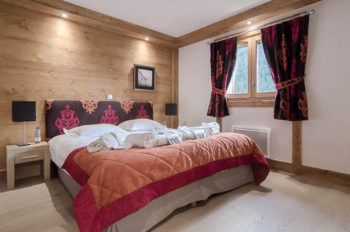 CGH Residencs Les Chalets d'Angele, Châtel, typical apartment double bedroom.