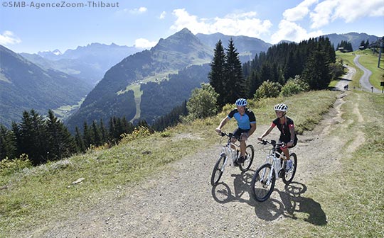 All terrain electric bikes (VTTE) at Morzine, Portes du Soleil, French Alps. ©SMB-AgenceZoom-Thibaut