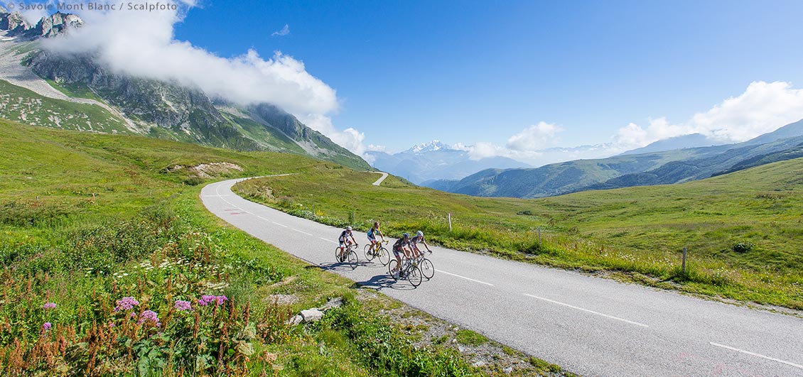 Cyclists at the Col de la Madeleine. ©Savoie Mont Blanc / Scalpfoto