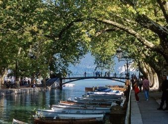 Mid-summer adds colour to a lazy lakeside promenade, while boats slumber in le Petit Port, Annecy