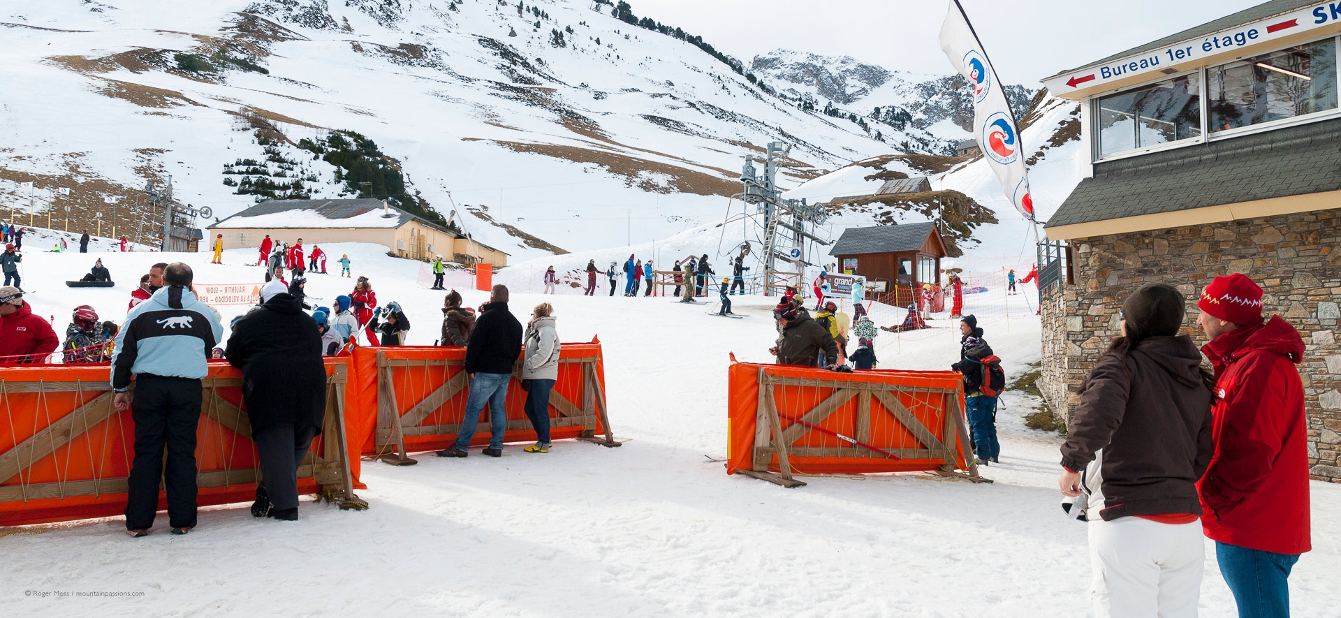 Families watching ski school activities