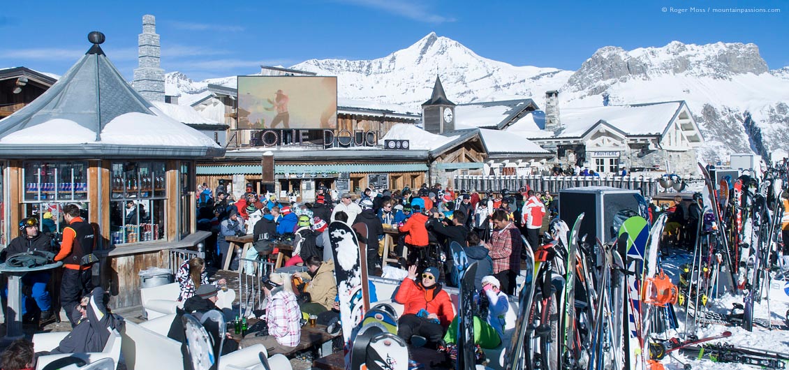 Disco bar filled with partying skiers