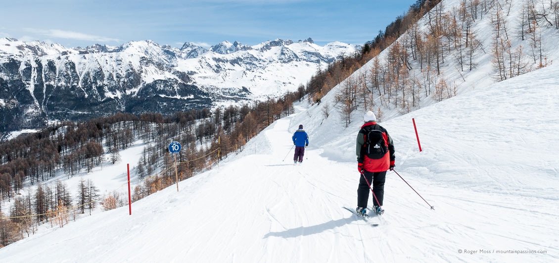Skiers in Vars in the Foret-Blanche ski area above Risoul 1800