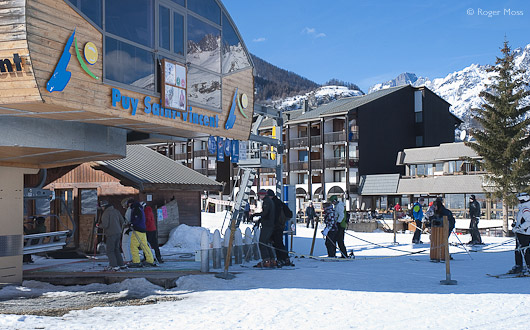 The powerful Prés six-seater chairlift leaves from the Puy-Saint-Vincent 1400 village.