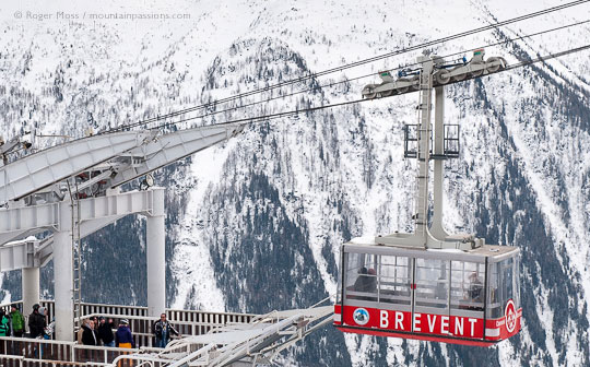 Overview of Brevent cable-car arriving at Plan Praz