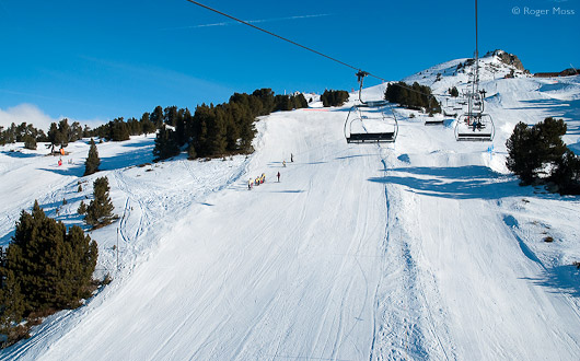 Piste, skiers, chairlift, Chamrousse.