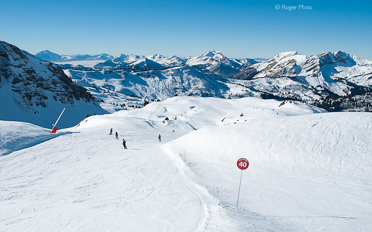 Les Combes offers a scenic descent from the 2127m Tête de Linga, above Châtel.