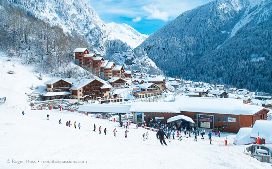 Skiing into more traditional-looking Champagny-en-Vanoise, for a high-speed gondola haul back towards La Plagne.