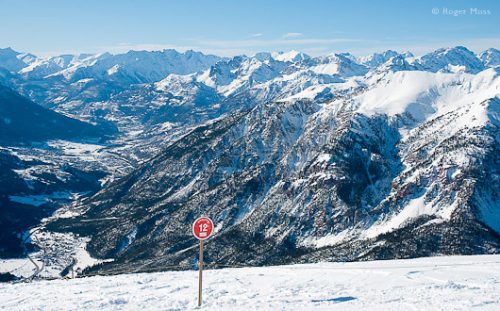 From Le Chalvet (2630m) Briançon appears far below, dwarfed still further by the dramatic backdrop of les Briançonnais mountains.