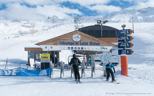 The first of the day's skiers are already finishing their return runs into Saint Francois Longchamp 1650.