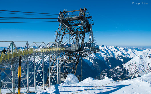 Alpettes-Rousses cable car providing second stage of lift to Alpe d'Huez