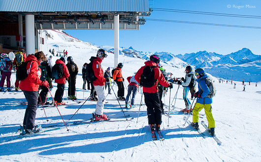 The Poutran gondola drops skiers at 2100m beside the mid-station of the Grandes Rousses DMC lift from Alpe d'Huez.