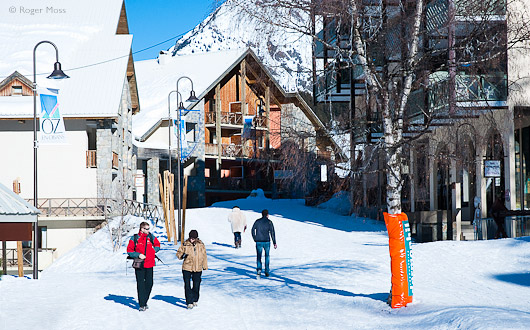 Freshly-groomed snow keeps the traffic-free heart of Oz-en-Oisans looking welcoming.