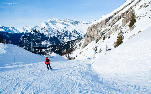 Skier descending piste to Oz-en_oisans