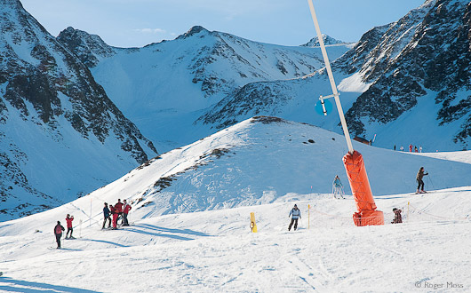 A relaxed moment at the junction of several pistes above Les Agudes.