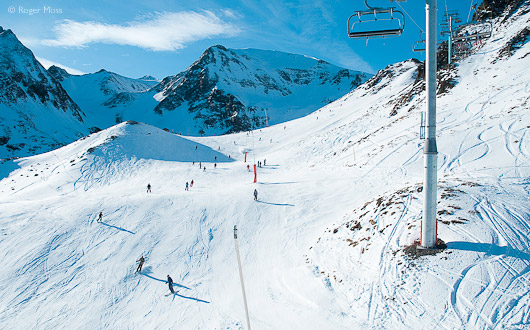 Skiers on piste, Peyragudes