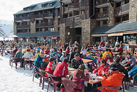Diners on terrace, front de neige, Peyragudes