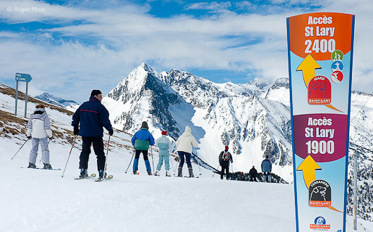 Skiers and signing, Saint Lary