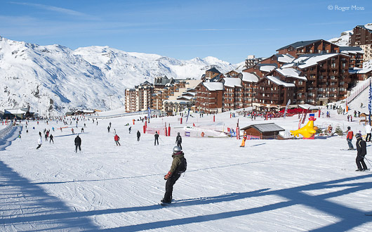 Val Thorens village pistes, skiers