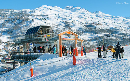 The spectacular Arméra chair-lift spans a deep valley to link Valmeinier with Valloire.