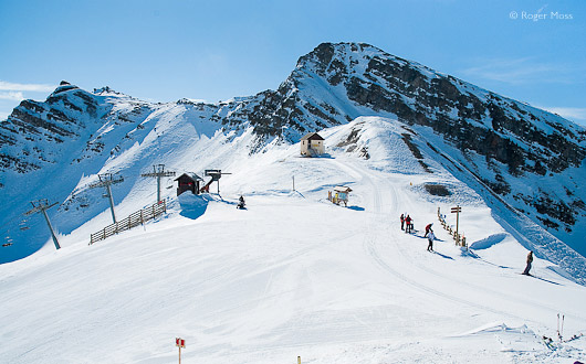 The Crevoux chairlift passes the well-designed snowpark areas to arrive at the Col de Crevoux (2530m), Vars