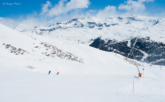 Fresh powder descent from La Mayt (2580m), on the Blue-graded Heureux piste, Vars .
