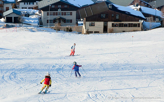 Family skiers at Crest Voland, Espace Diamant.