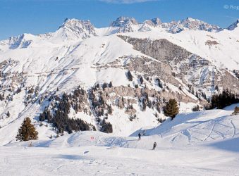 Mountain views, skiers on piste, Areches-Beaufort