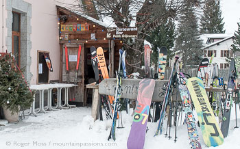 Skis and snowboards outside Arrête Bougnette bar restaurant at Vallorcine
