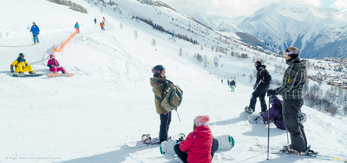 Skiers and snowboarders on mountainside above Les 2 Alpes