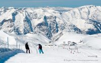Wide view of snowboarders on snow-covered glacier at Les 2 Alpes.