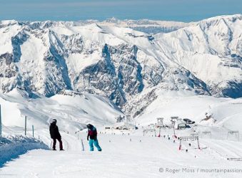 Wide view of snowboarders on snow-covered glacier at Les 2 Alpes.