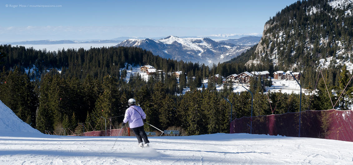 Wide view of skier on piste between Praz-de-Lys and Sommand