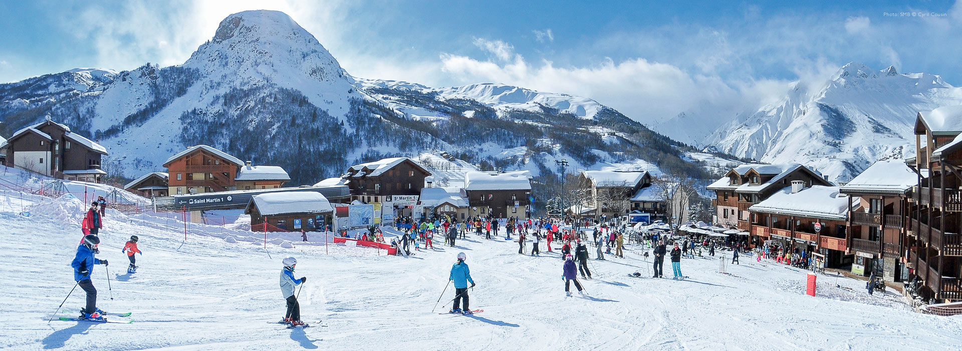 Wide view of skiers returning to ski resort of Saint-Martin de Belleville.